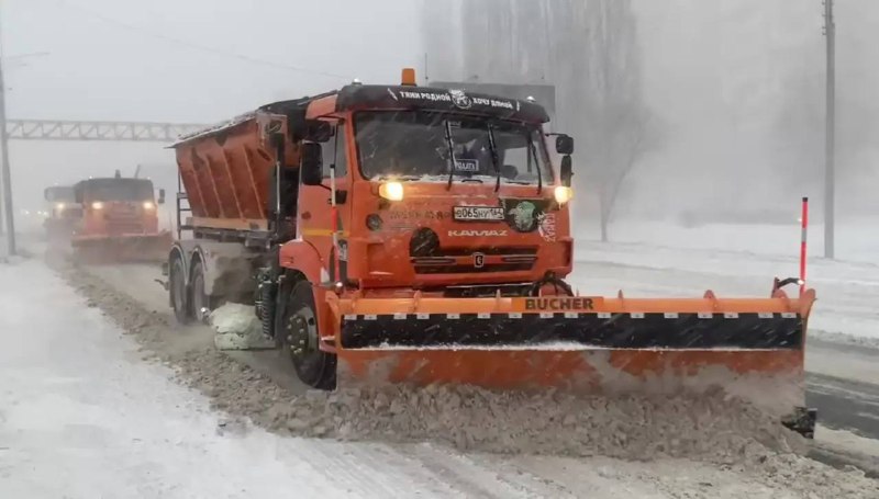 Более 300 коммунальных машин борются с последствиями непогоды в Саратове Более 300 коммунальных машин борются с последствиями непогоды в Саратове